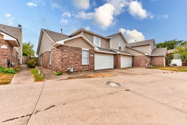 Building Photo - 917 Rambling Oaks Dr