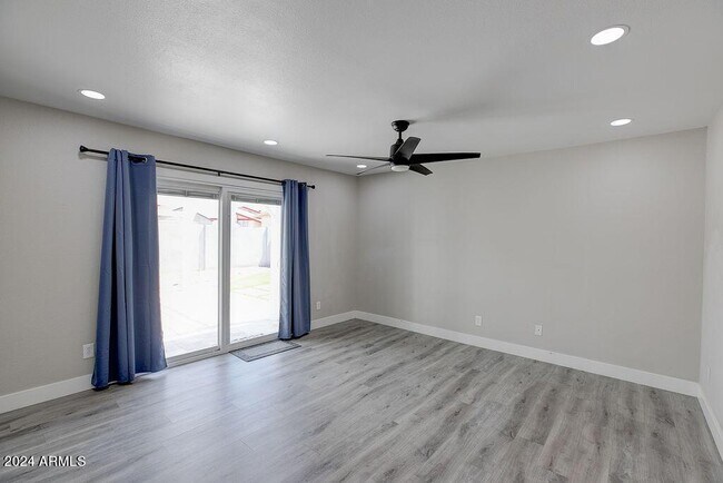 Building Photo - 917 N 87th Pl