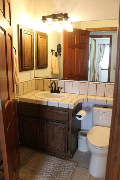 Full Bath - 16362 Kamana Rd