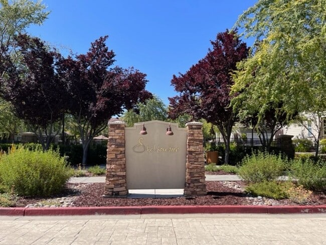 Building Photo - Beautiful 3BD/3BA, Two-Story Corner Unit C...