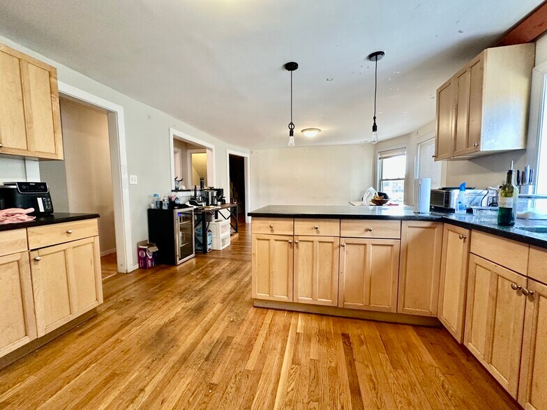 Building Photo - 74 Ashford St