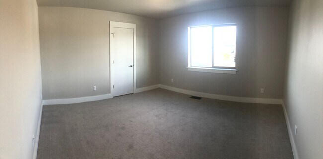 Building Photo - Modern Townhome, Centrally located.
