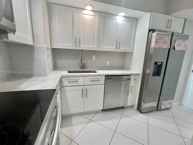 Building Photo - 100 Bayview Dr