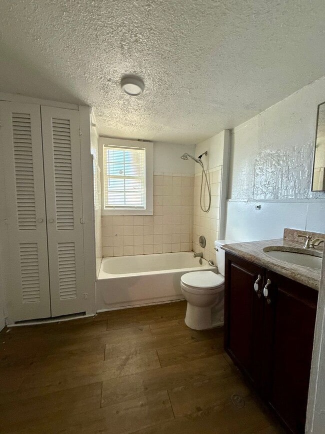 Building Photo - Affordable 3 Bedroom Single Family Home with Big Rooms!