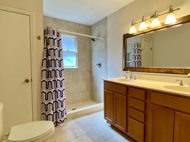 Building Photo - Beautiful Creekside Cottage in North Asheville