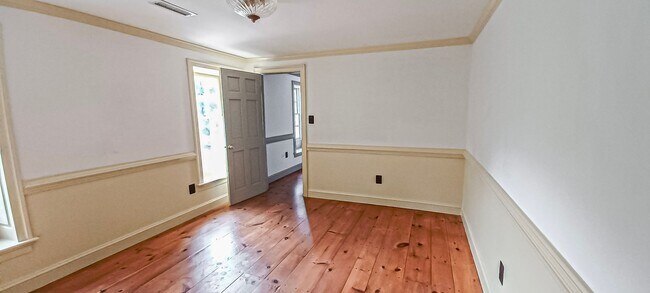 Building Photo - Oversized 4 Bedroom 3.5 Bathroom Home Situ...