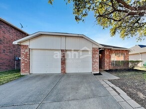 Building Photo - 1009 Whistle Stop Dr