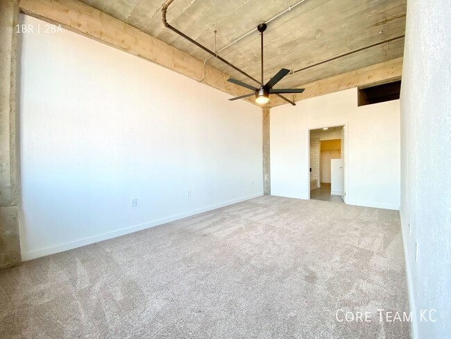 Building Photo - Renovated 1 Bed + Bonus Room in Downtown!