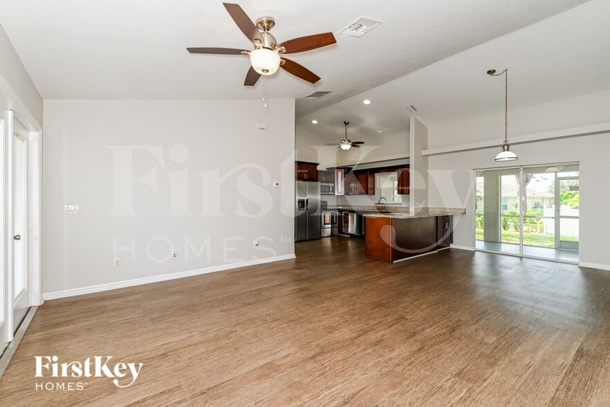 Building Photo - 118 NE 6th Ave