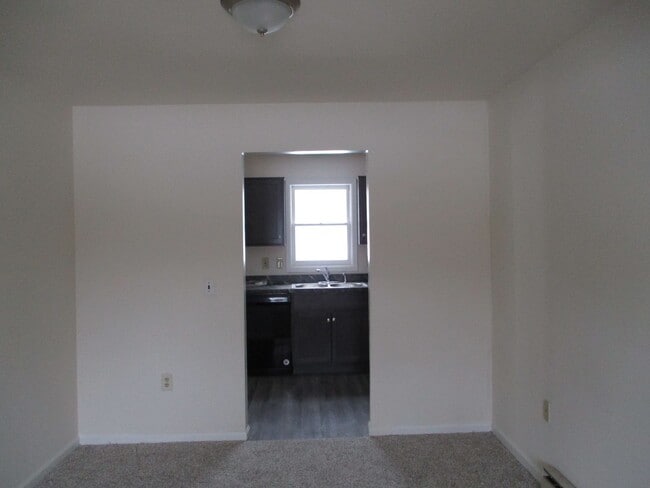 Building Photo - 3 Bedroom Townhouse to call home!