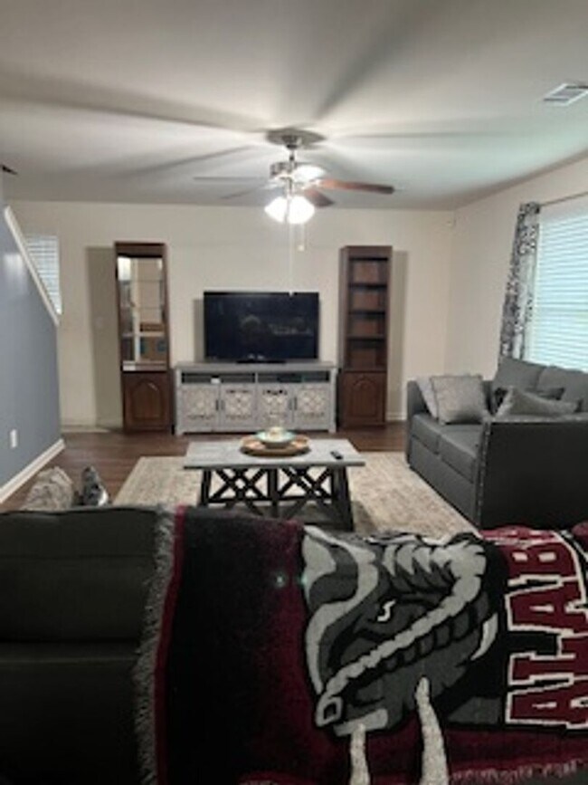 Building Photo - 3BR 2.5BA Garden Home with 2-Car Garage