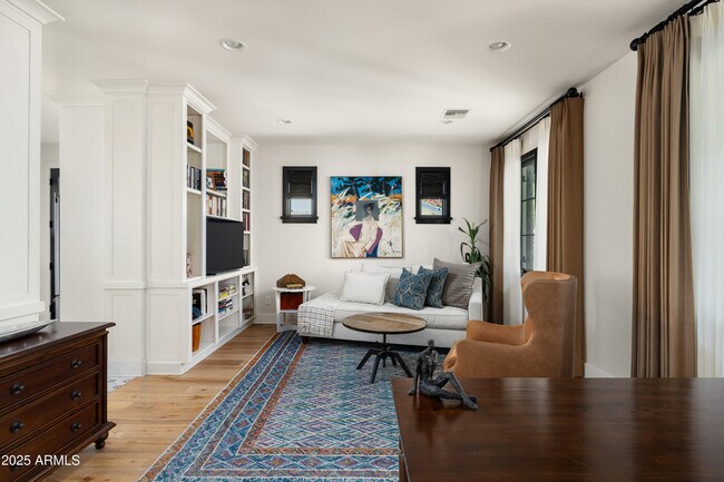 Building Photo - 4901 E Amelia Ave