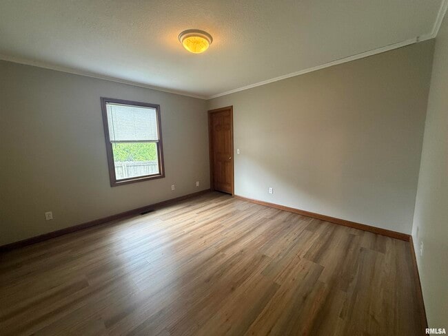 Building Photo - 613 Oakbrook Ave
