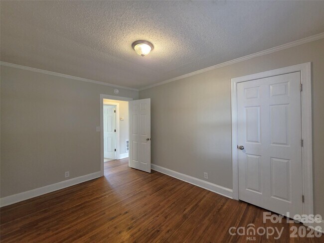 Building Photo - 1310 Oakwood Ave