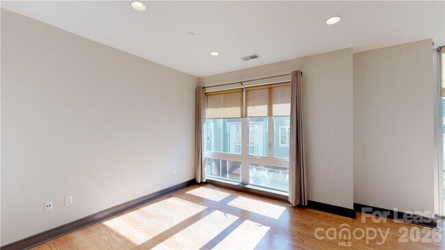 Building Photo - 2200 Lyndhurst Ave