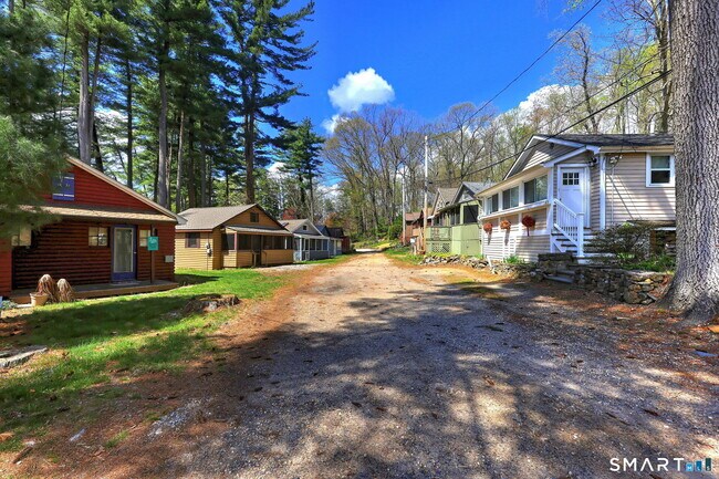 Building Photo - 10 Old Pinewood Trail