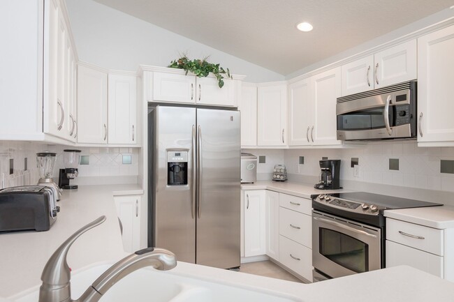 Building Photo - Beautiful Fully Furnished 4 Bedroom 3 Bath...