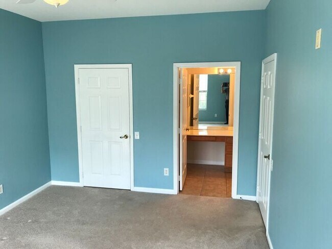 Building Photo - Must-See 3 Bedroom / 2 Bathroom Condo in B...