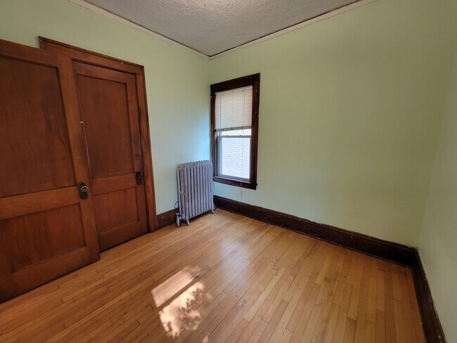 Building Photo - Lovely 2Br / 1Ba South Uptown Condo w/ Har...