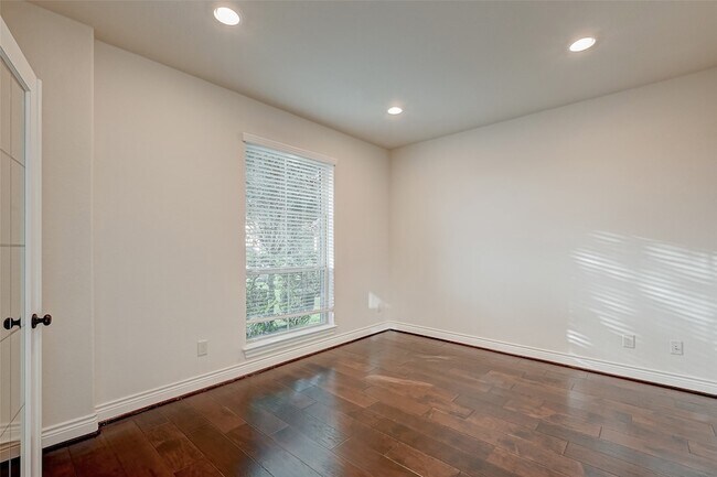 Building Photo - 4006 Misty Waters Ln