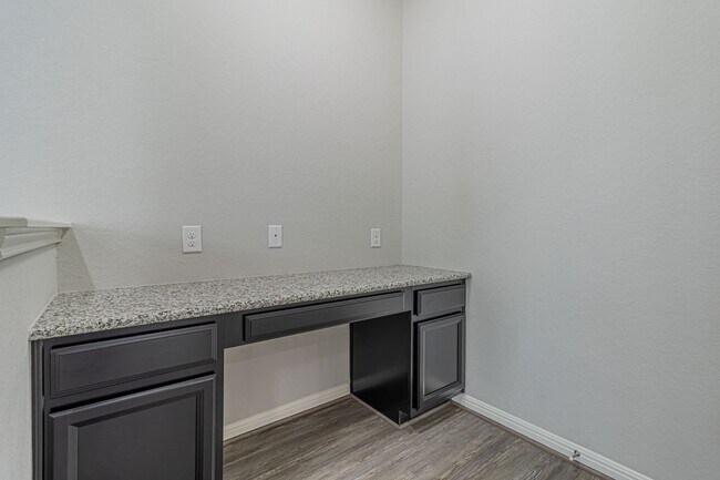 Building Photo - GORGEOUS 4BR 2.5 BATH WITH LOTS OF NEIGHBORHOOD AMENITIES! Available August 7th!