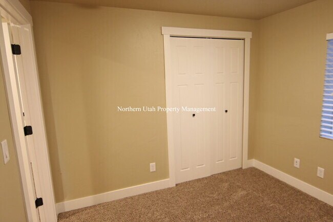 Building Photo - Beautiful Layton Home