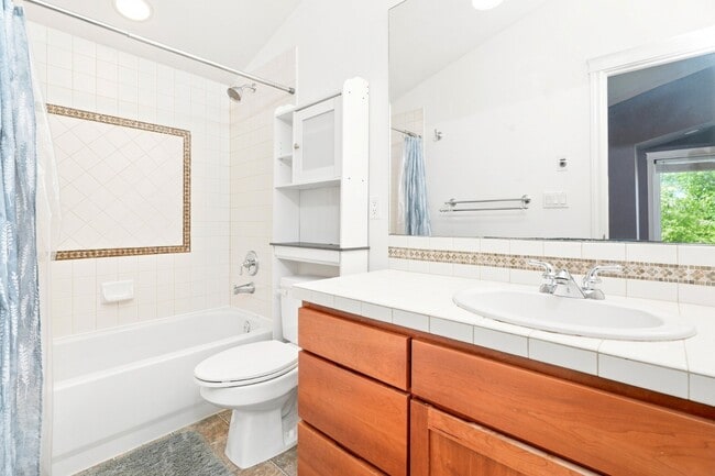 Building Photo - *Beautiful Ballard Townhome with Spacious Fenced Yard & Attached Garage FOR RENT* Available for M...