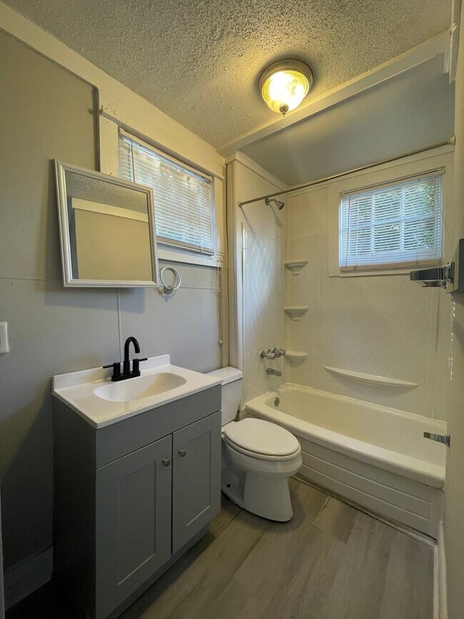 Building Photo - Downtown Charleston Apartment!