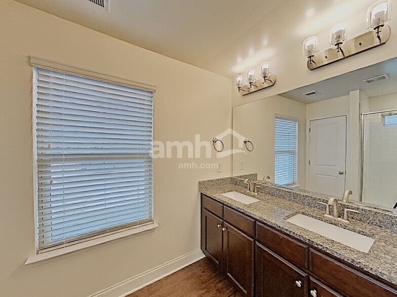 Building Photo - 411 Pearson Cir