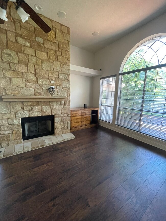 Building Photo - 200 Mountain View Dr