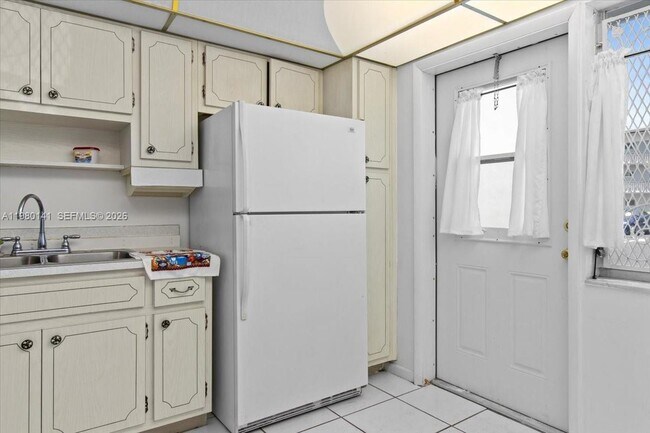 Building Photo - 2200 Park Ln