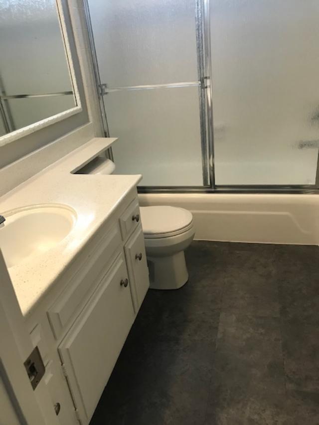bathroom/tub - 11806 Gorham Ave