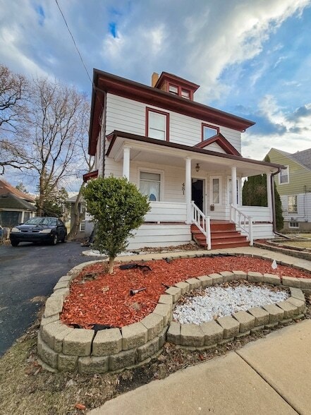 Building Photo - 481 Division St