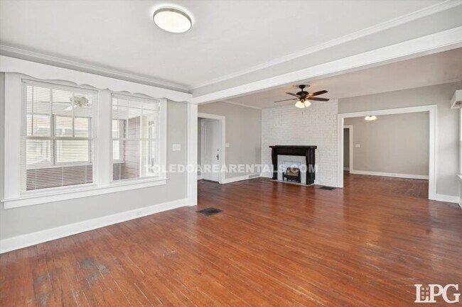 Building Photo - 4138 N Lockwood Ave