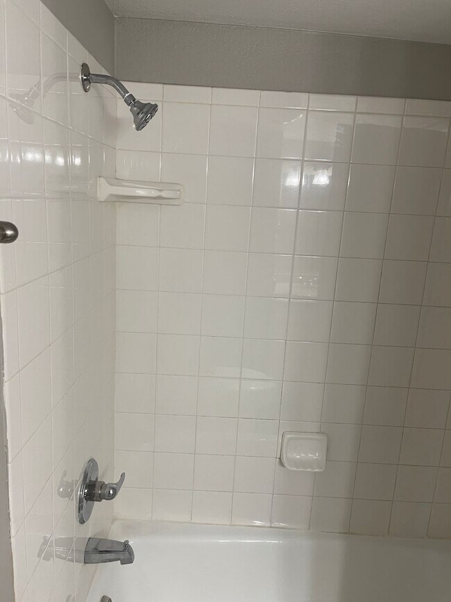 Building Photo - 3 Bedroom 2 Bathroom Condo in Applewood-Move in Ready!