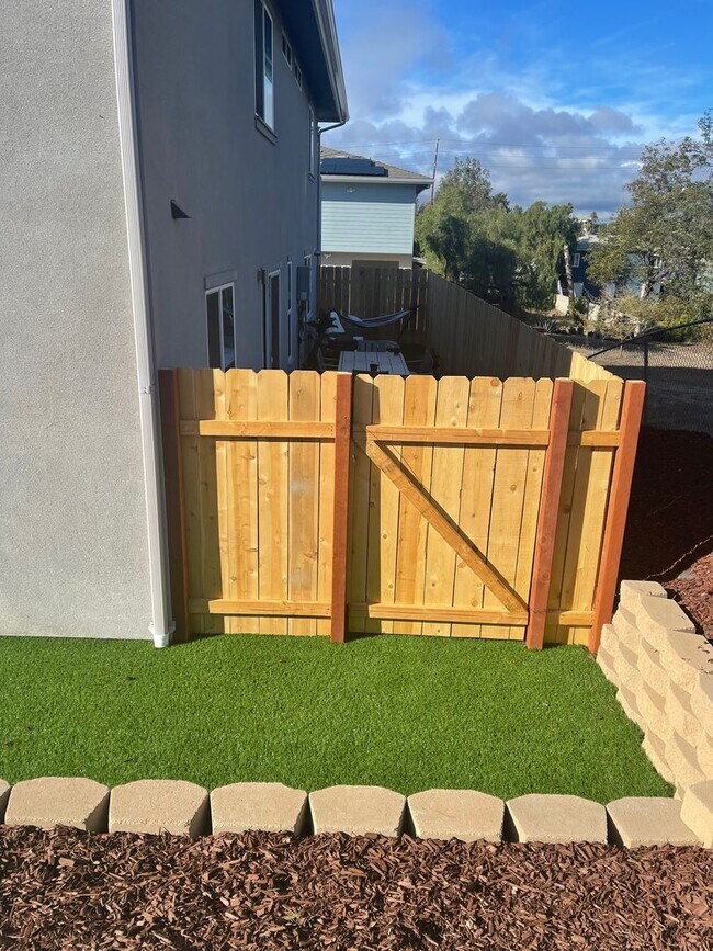 Building Photo - 3 bedrooms townhome in National City
