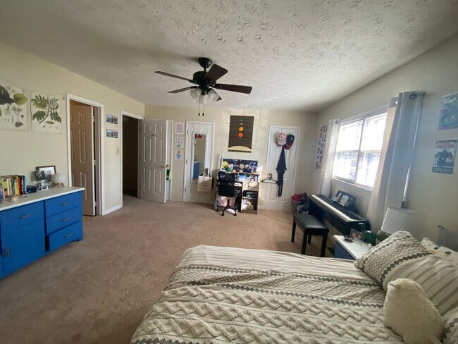 Building Photo - 2 Bed 2.5 Bath Condo