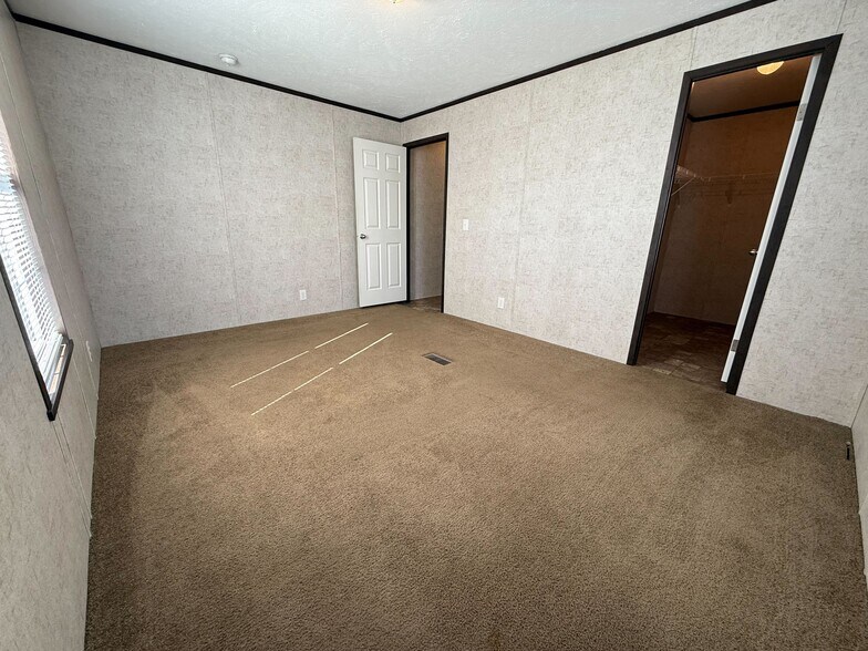 Building Photo - 11975 Creekview Ave