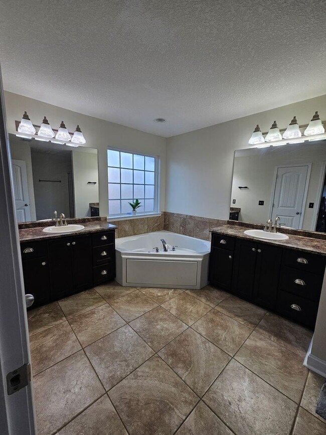 Building Photo - Spacious 5-Bedroom, 3-Bathroom Home for Re...
