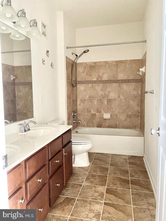 Building Photo - 43913 Centergate Dr