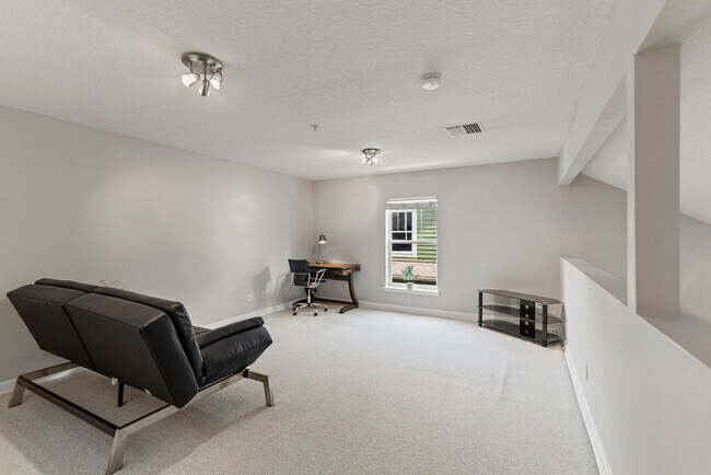 Building Photo - 833 N Fern Creek Ave