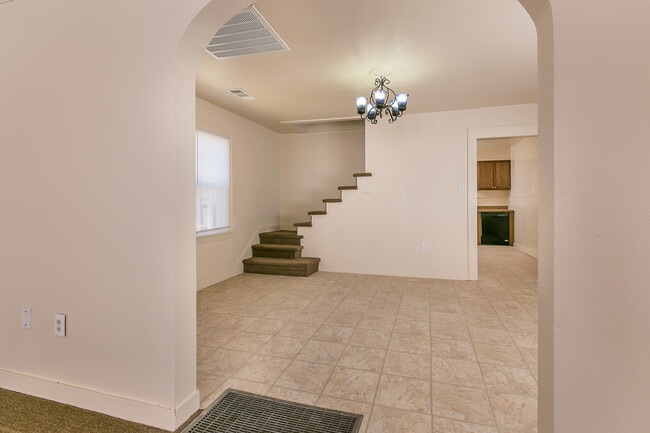 Building Photo - Adorable 3 Bedroom Home in Sunset Addition!