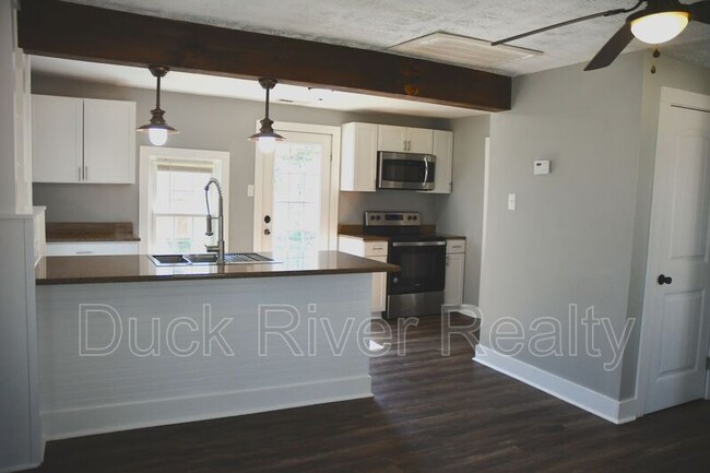 Building Photo - 211 W 10th St