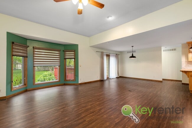 Building Photo - Beautiful 4 bed/3 bath with golf course vi...