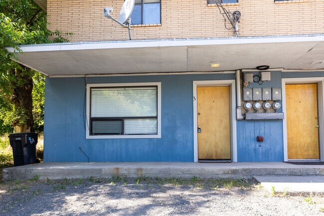 Building Photo - 611 3rd St