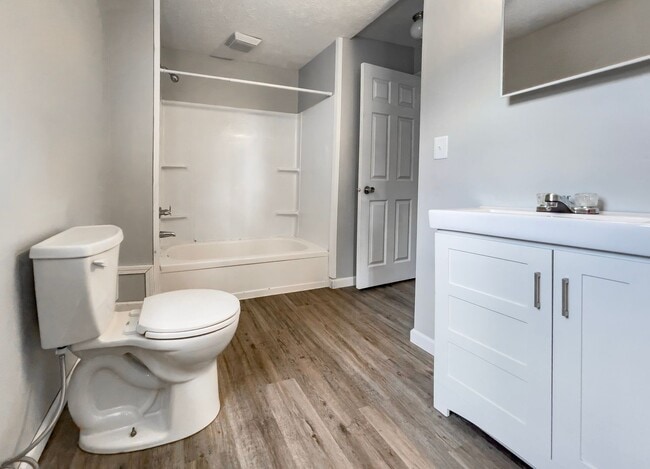 Building Photo - PRELEASING for AUGUST! Close to Campus: In-Unit Washer and Dryer