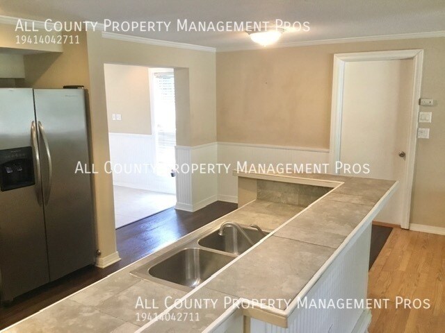 Building Photo - 856 32nd St
