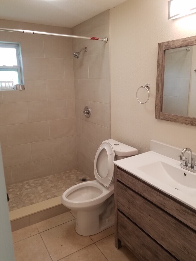 Building Photo - 1195 Green Ave