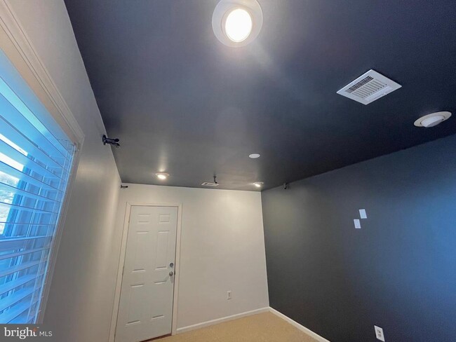 Building Photo - 7 N Hill Dr