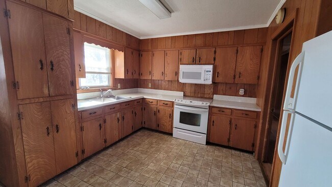 Building Photo - 206 Columbia Ave